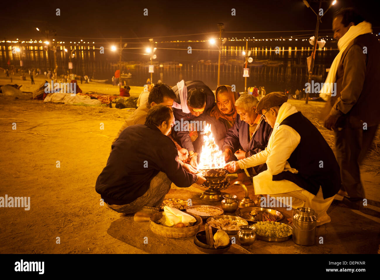 Les pèlerins d'effectuer les rituels hindous à Maha Kumbh, Allahabad, Uttar Pradesh, Inde Banque D'Images