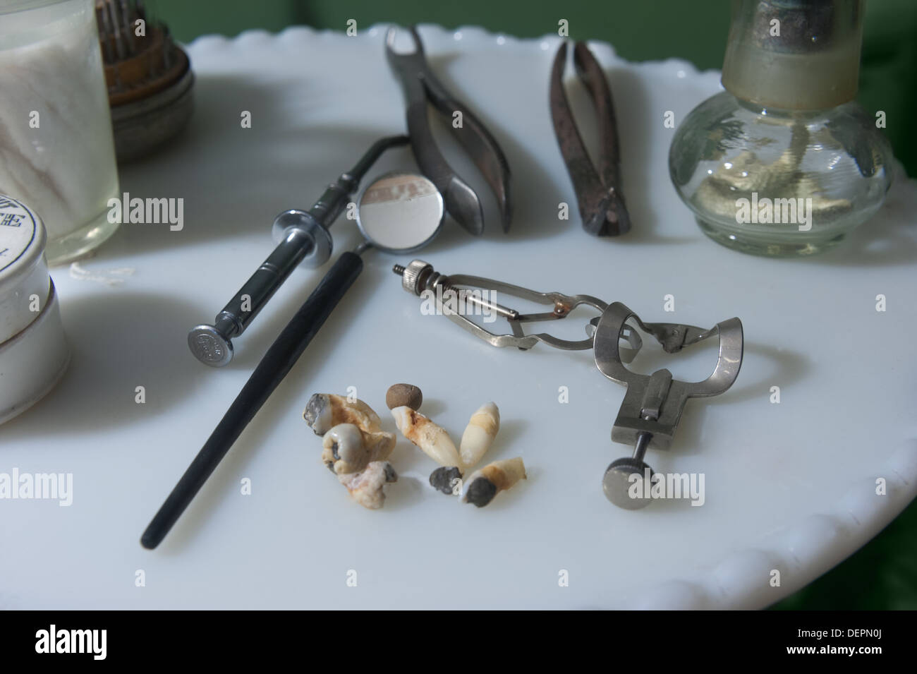 Ensemble d'outils et d'instruments chirurgicaux anciens dents extraites à partir de l'ère victorienne dentiste Banque D'Images