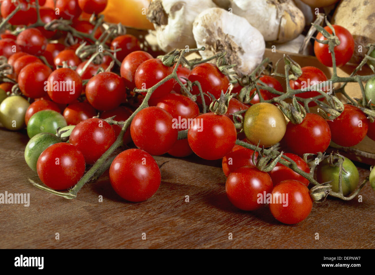 Tomates cerises rouges sur la table en bois. Les aliments biologiques et le concept de suivre un régime. Banque D'Images