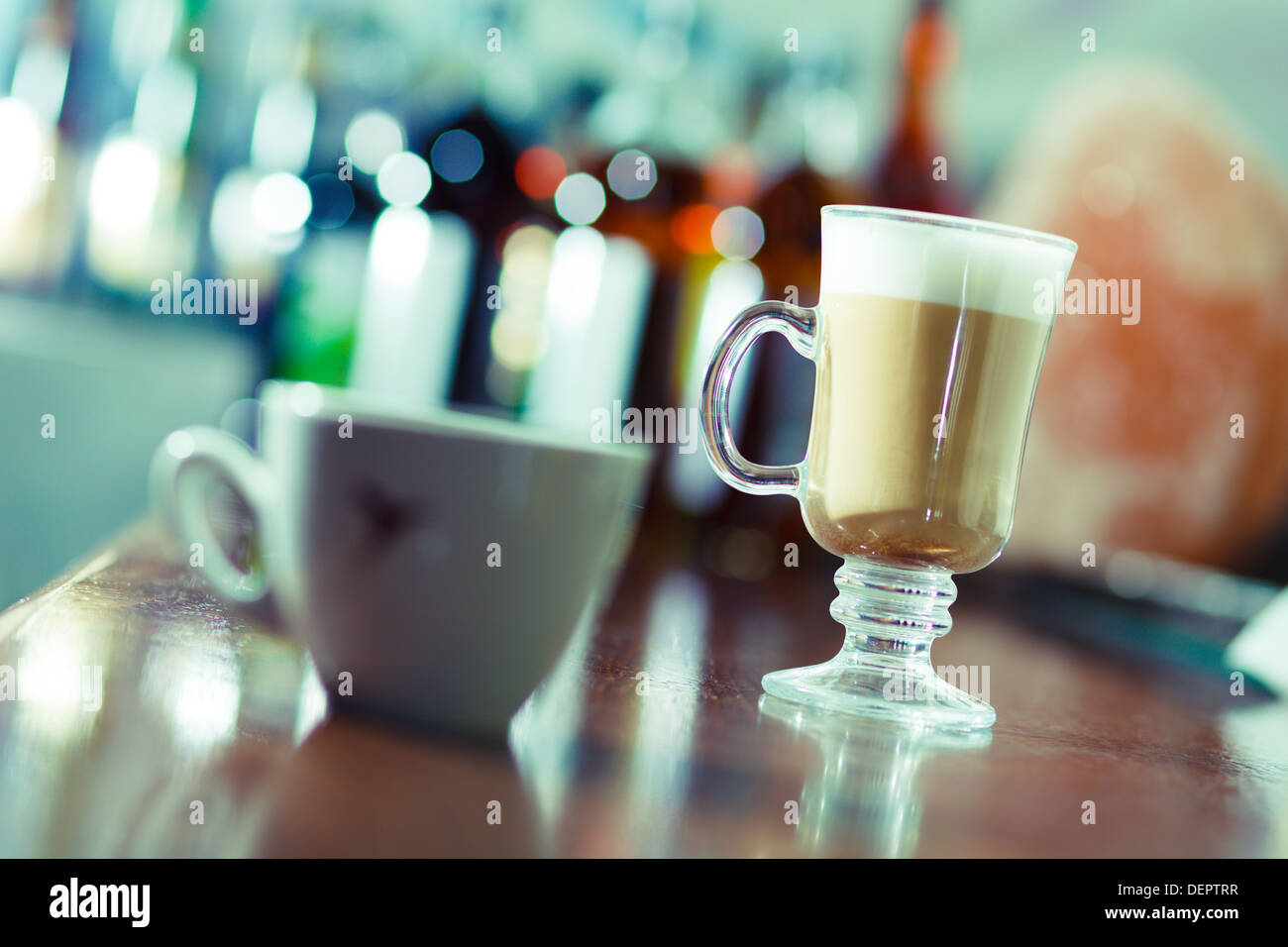 Latte Café dans un bar Banque D'Images