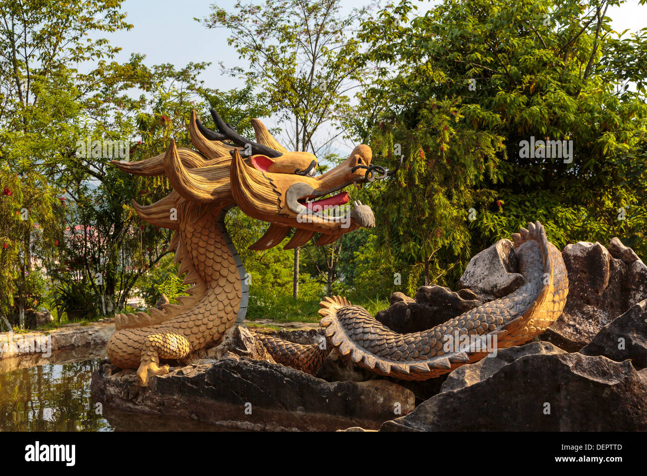 Un dragon dans les jardins de fleurs sur la montagne Ham Rong, SAPA, Vietnam, Asie. Banque D'Images