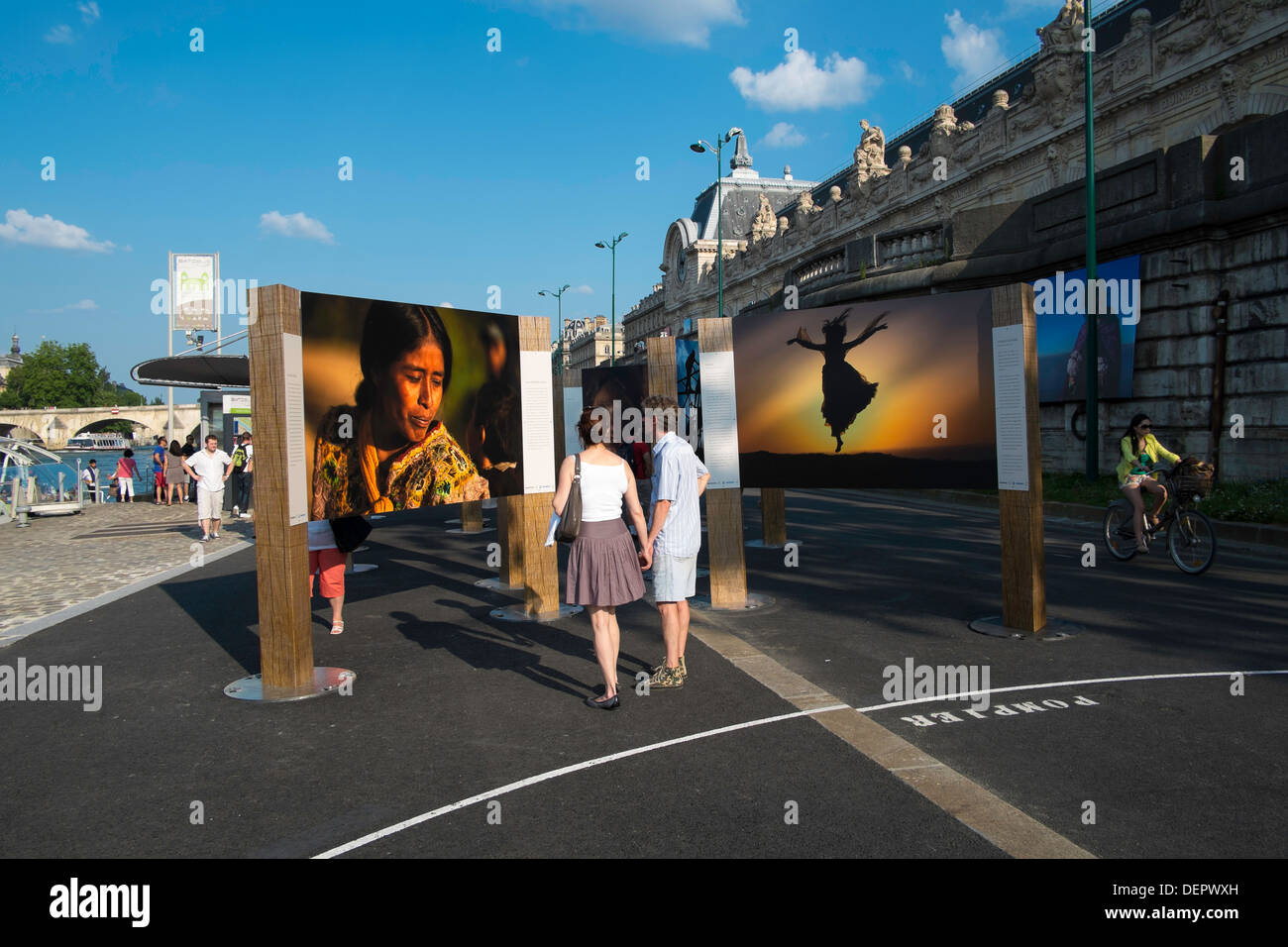 Couple Reza's exposition de photos en plein air, les Berges, Paris, France Banque D'Images