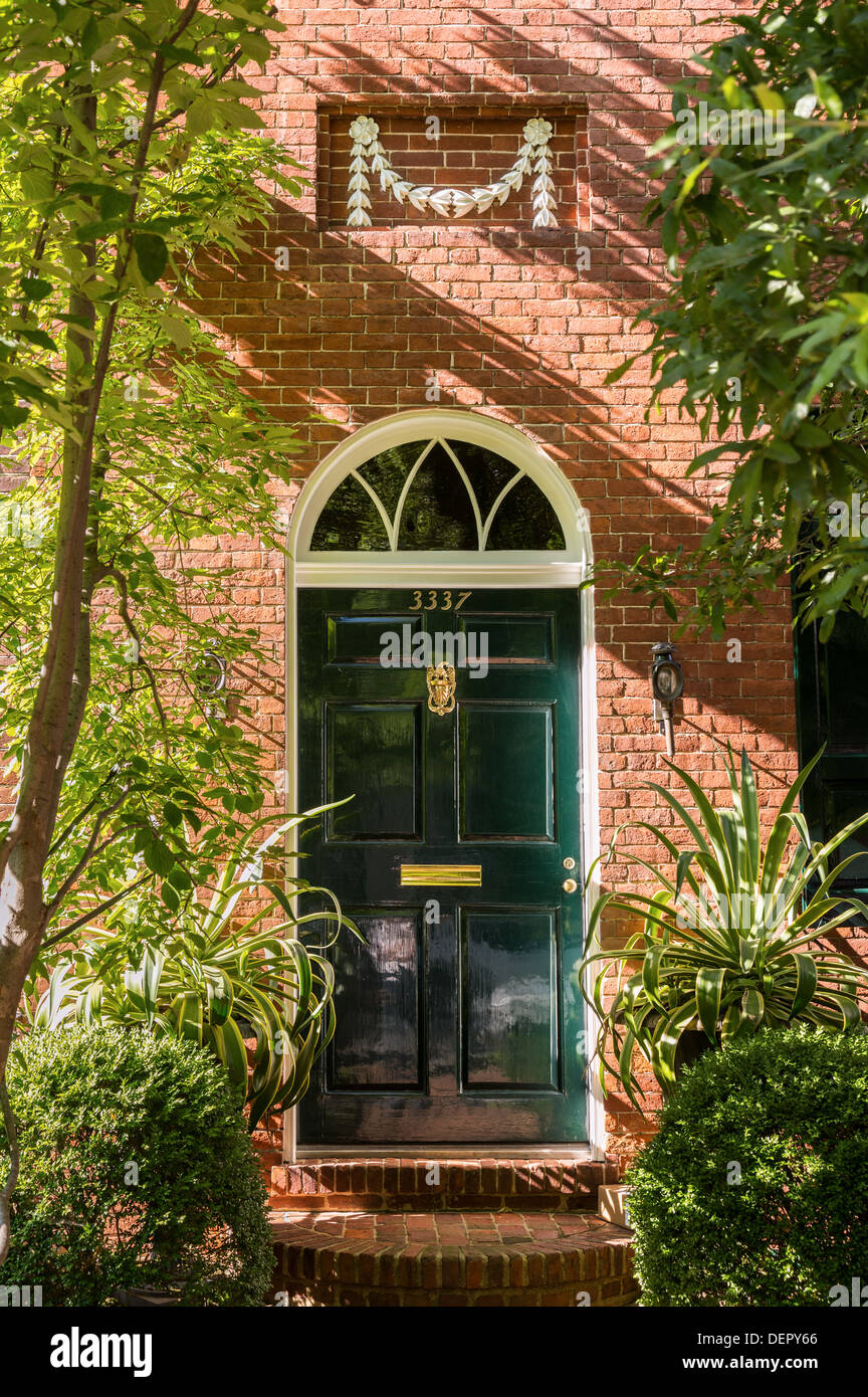 Porte d'une maison historique sur Cox's Row à Georgetown, Washington DC, USA Banque D'Images