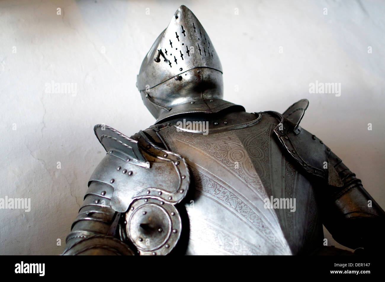 Une armure de chevalier médiéval, vue du dessous Banque D'Images