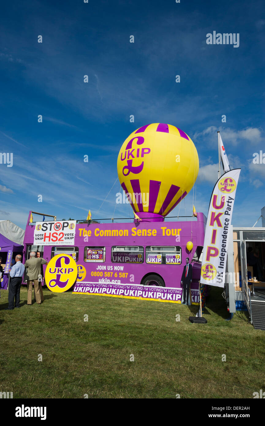 Hot Air Balloon contre ciel bleu à l'UKIP stand au salon annuel d'argent. Banque D'Images