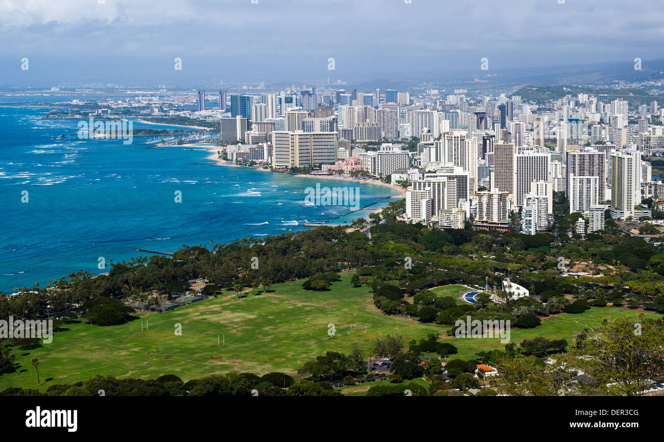 Waikiki, Honolulu, Oahu, Hawaï en depuis le sommet de Diamond Head crater Banque D'Images