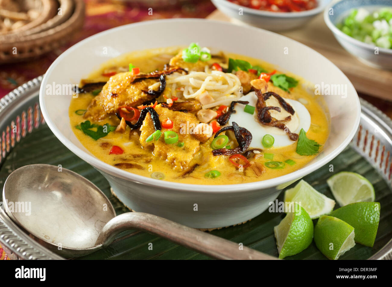 Kaukswe Ohno. Poulet Curry birman de Coco soupe de nouilles. Birmanie Myanmar Banque D'Images