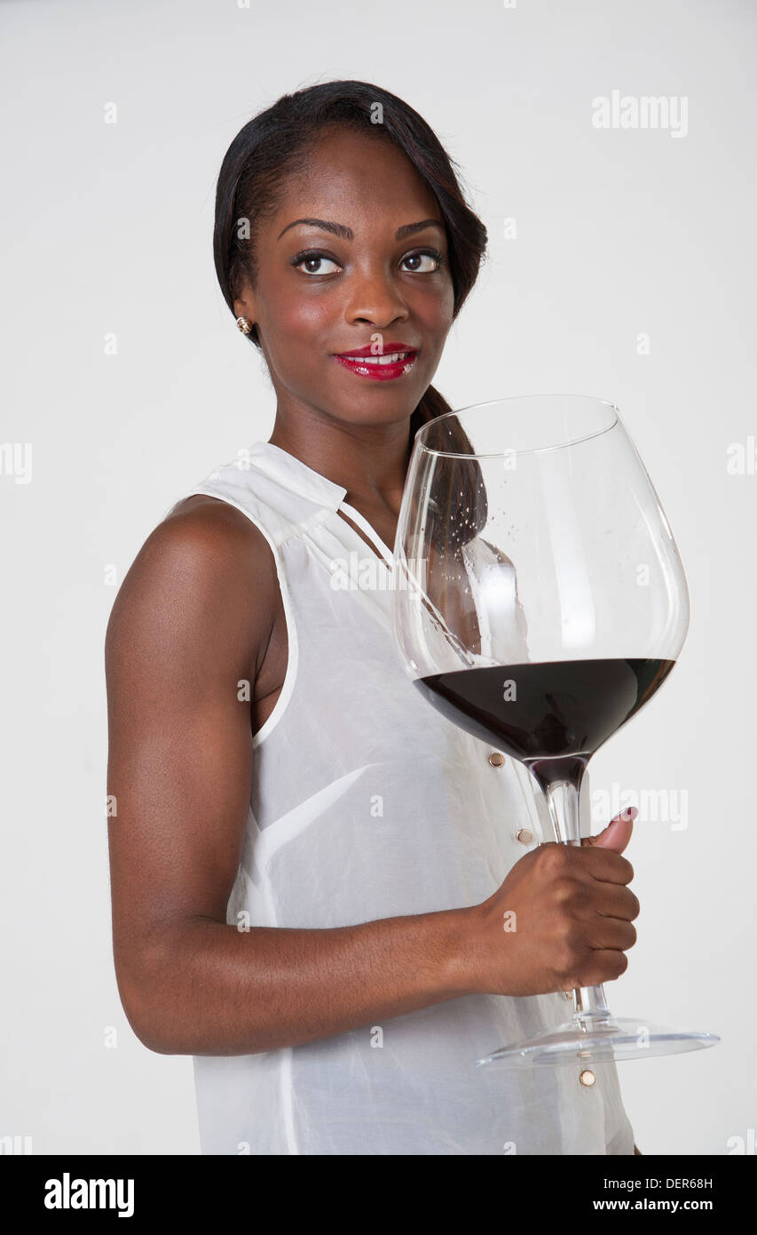 Dégustation de vin rouge femme dans un très grand verre Photo Stock - Alamy