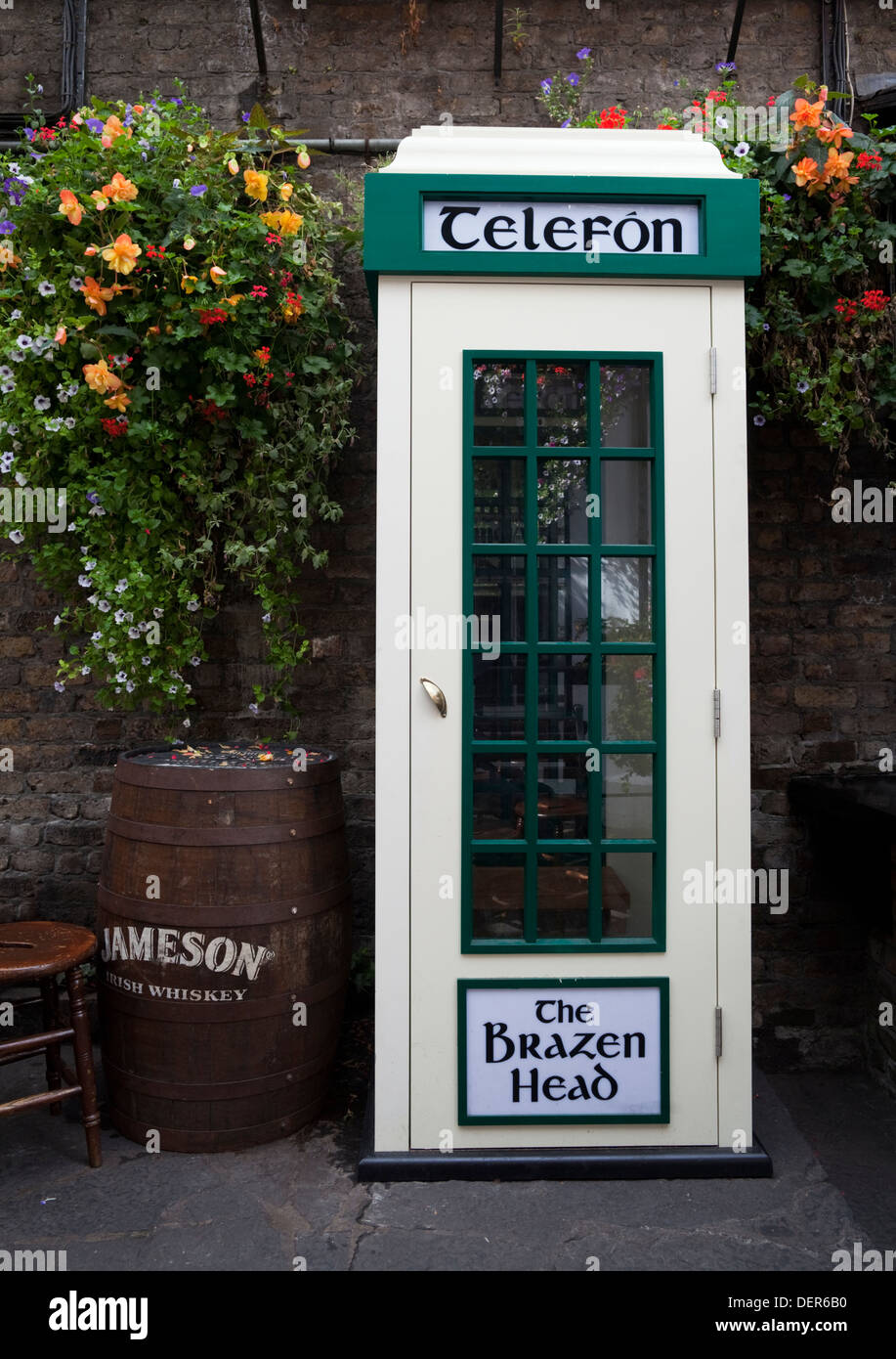 Un Original Poster cabine téléphonique, le Brazen Head pub, Bridge Street,  Dublin, Irlande Photo Stock - Alamy