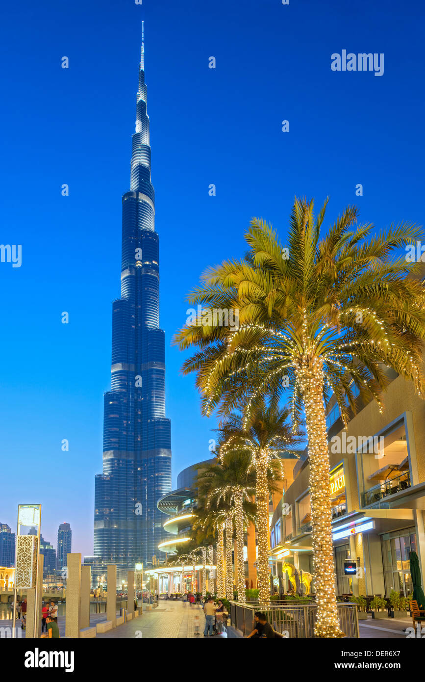 Compte tenu de soirée tour Burj Khalifa et le Dubai Mall shopping center à Dubaï Émirats Arabes Unis Banque D'Images