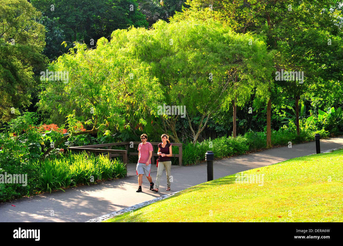 Un jeune couple de touristes waling dans le parc ( Singapore Botanic Gardens) Banque D'Images