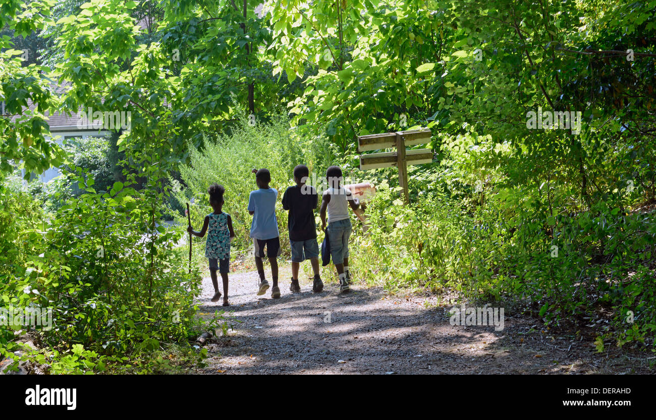Les enfants noirs de New Haven retourner à un terrain d'école après une randonnée dans la région de West Rock Park. Banque D'Images