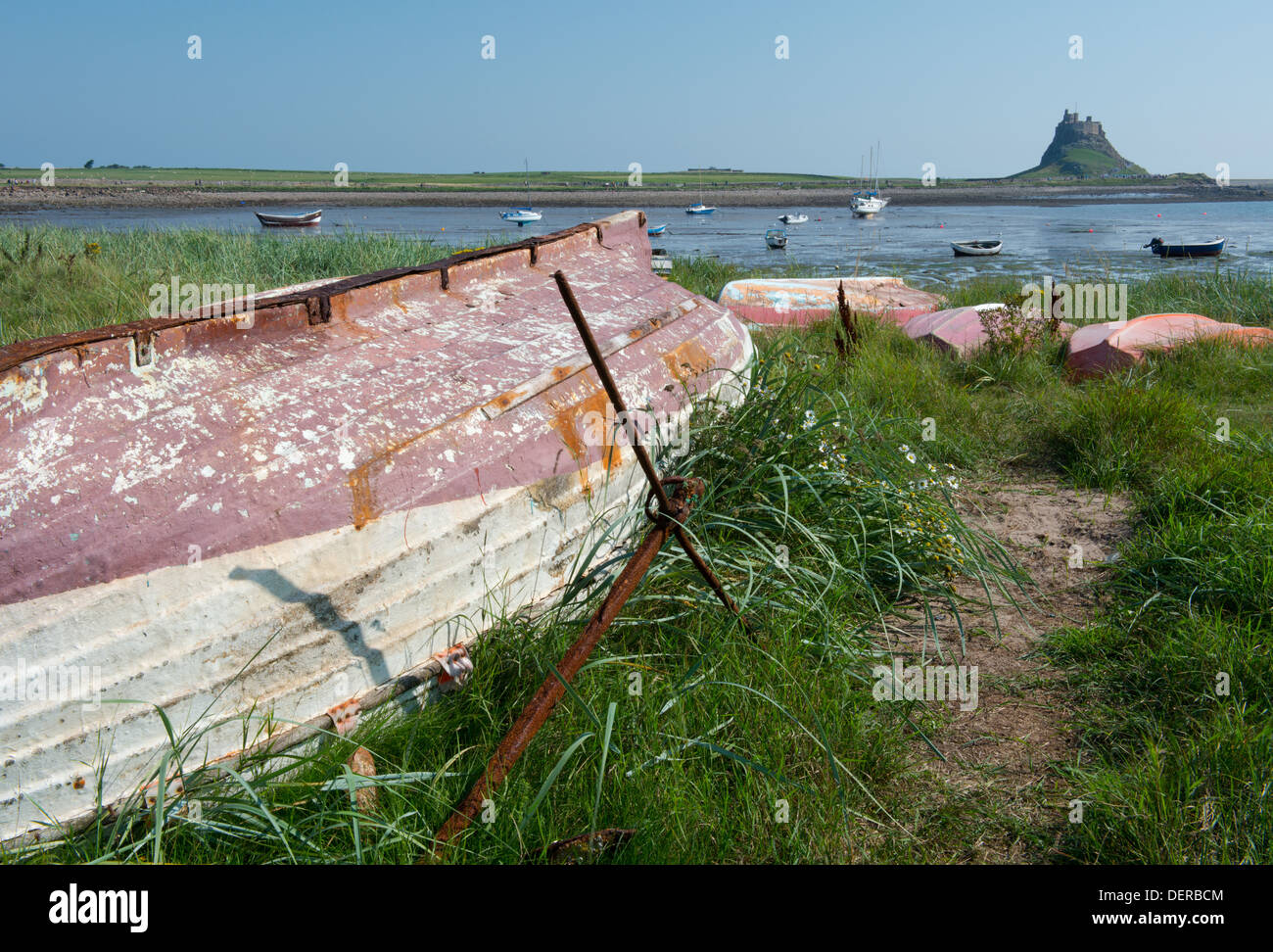 Vieux bateaux en face de la baie de Château de Lindisfarne sur Holy Island, Northumberland, Angleterre Banque D'Images