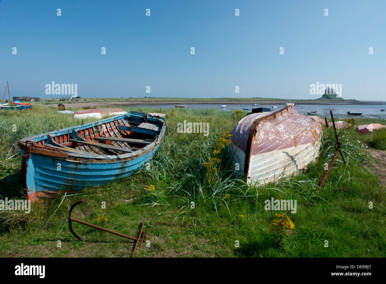 Vieux bateaux en face de la baie de Château de Lindisfarne sur Holy Island, Northumberland, Angleterre Banque D'Images
