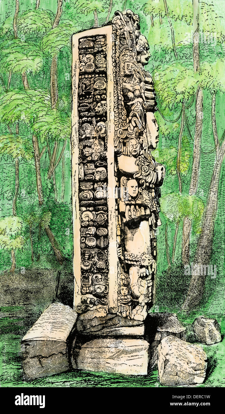 Reste (en 1870) d'une colonne sculptée Maya, couverts d'hiéroglyphes, Yucatan. À la main, gravure sur bois Banque D'Images