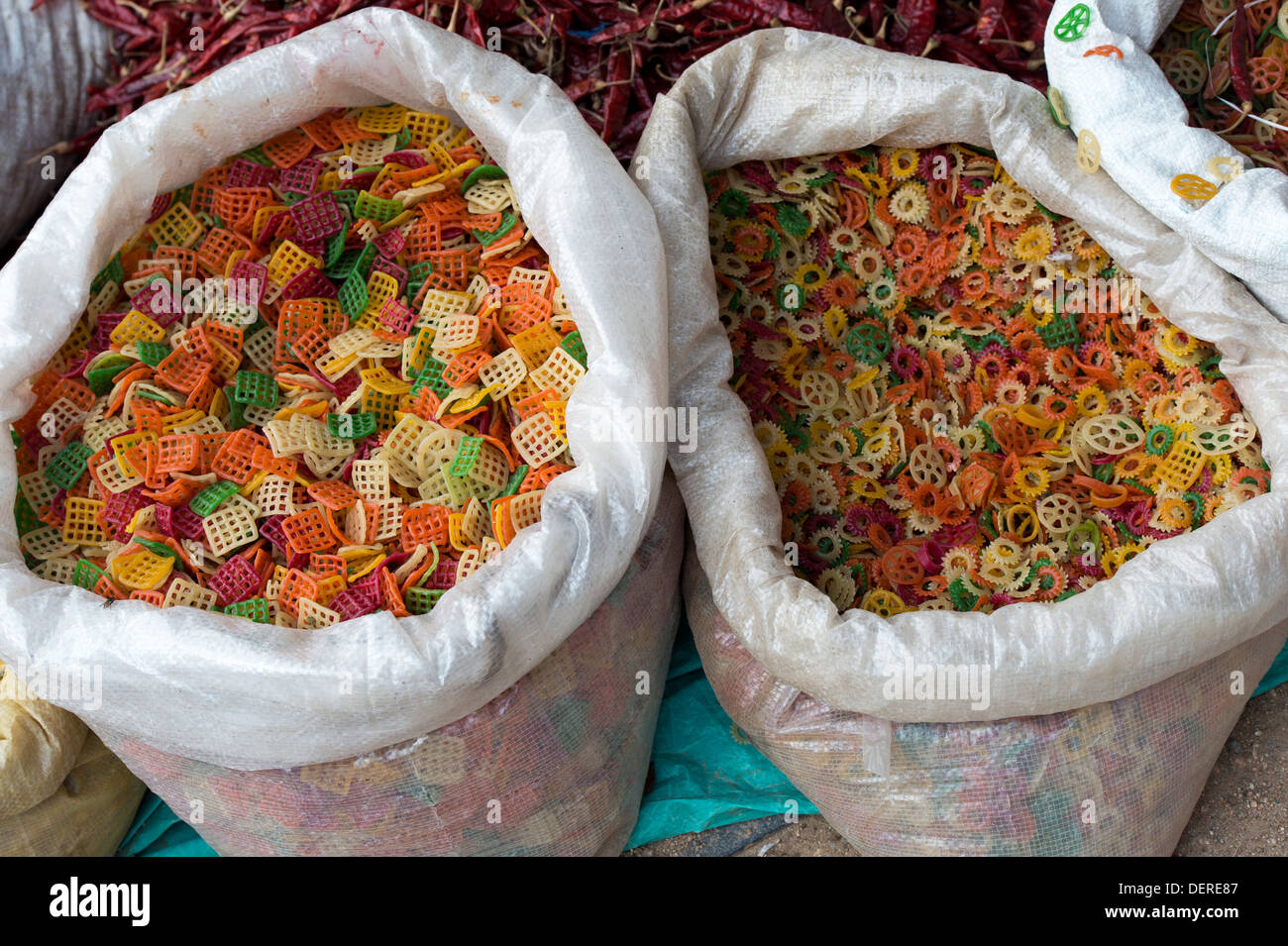 Indian Snack food loin loin, vendus en vrac sec à partir de sacs à un marché indien Banque D'Images