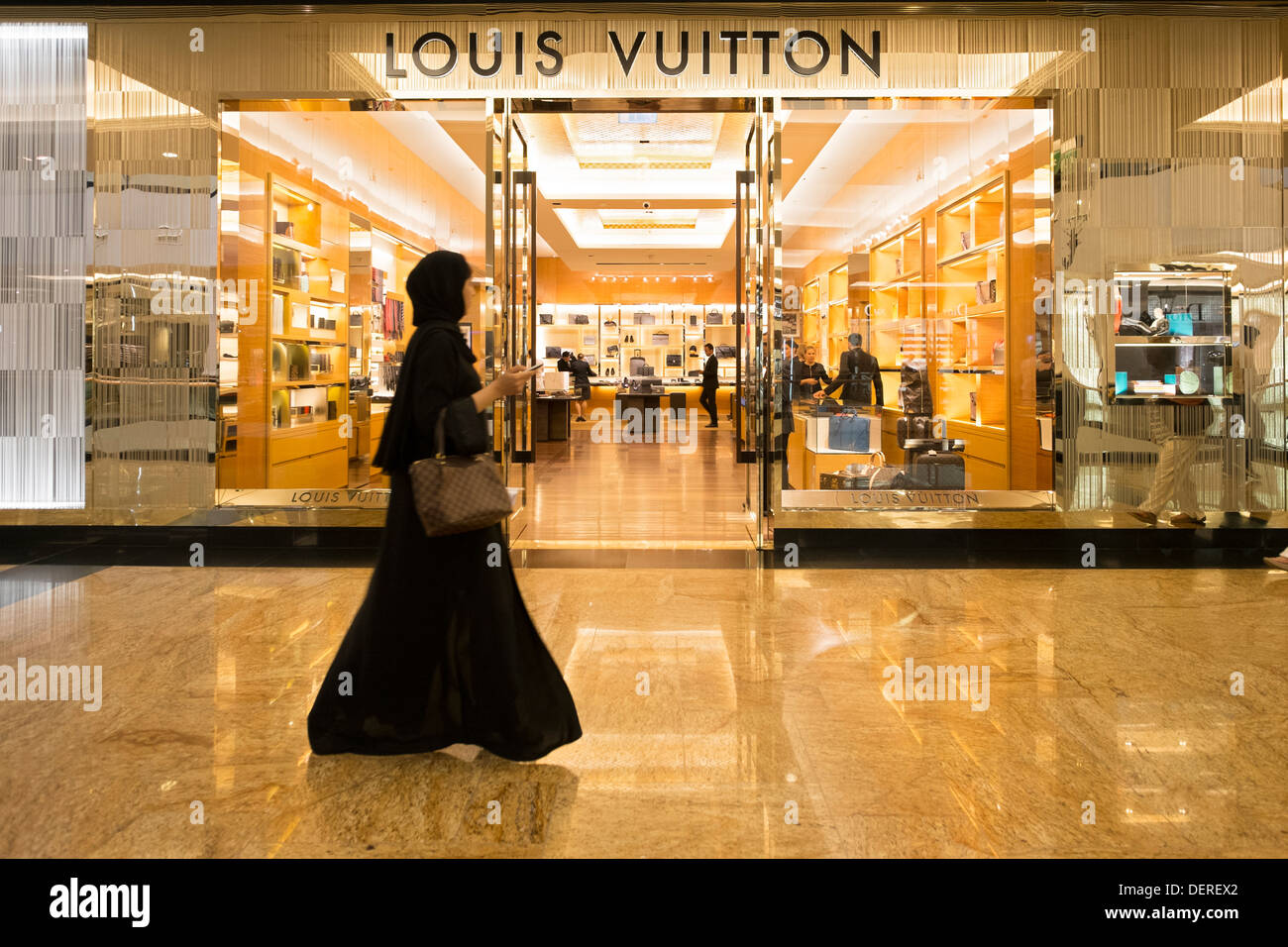 El Signo Exterior De La Tienda Boutique Louis Vuitton En El Centro  Comercial Millenia Mall En Orlando Florida Fotografía editorial - Imagen de  interior, exterior: 192908342