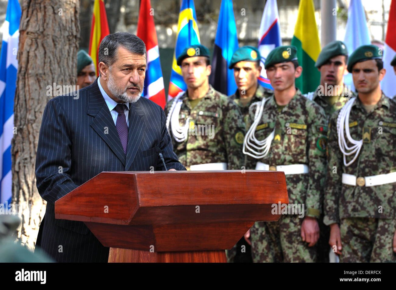 Le ministre de la Défense Afghan Bismillah Khan Mohammadi parle lors de l'inauguration d'un mémorial dédié aux soldats tués dans les membres du service de la guerre en Afghanistan le 23 septembre 2013 à Kaboul, Afghanistan Banque D'Images