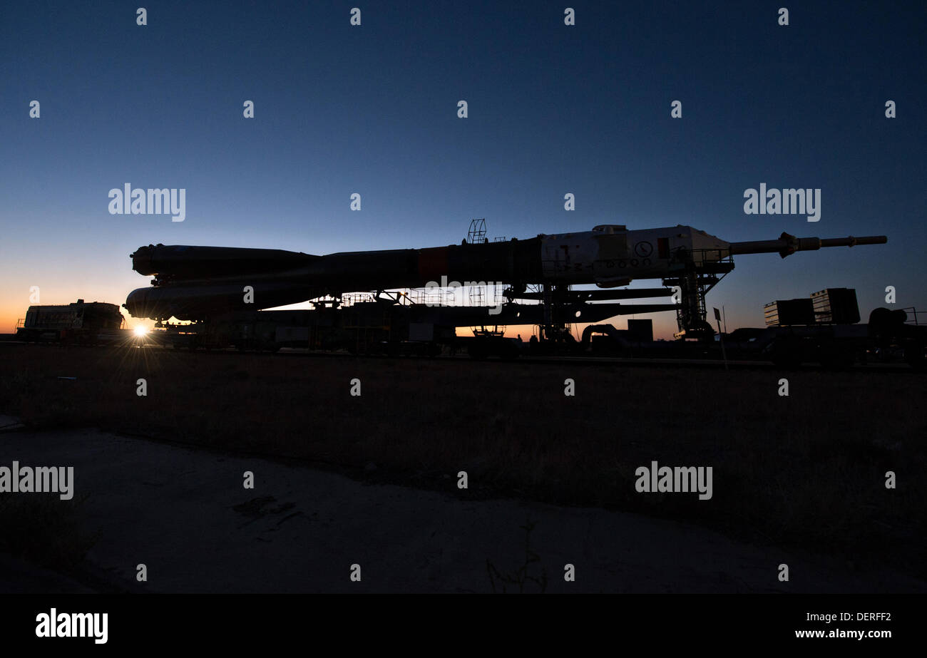 La fusée russe Soyouz est déployée à l'aire de lancement par le train à l'aube au cosmodrome de Baïkonour le 23 septembre 2013 à Baïkonour, au Kazakhstan. Lancement de la fusée transportant l'Expédition 37 vers la Station spatiale internationale est prévue pour le 26 septembre. Banque D'Images