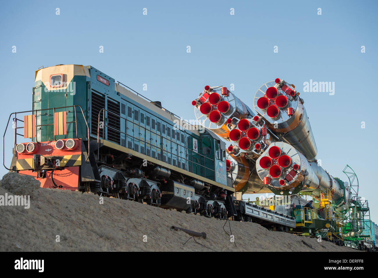 La fusée russe Soyouz est déployée à l'aire de lancement par le train au cosmodrome de Baïkonour le 23 septembre 2013 à Baïkonour, au Kazakhstan. Lancement de la fusée transportant l'Expédition 37 vers la Station spatiale internationale est prévue pour le 26 septembre. Banque D'Images