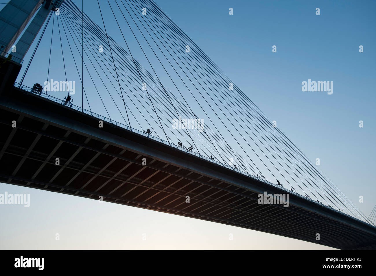 Low angle view of a bridge, Vidyasagar Setu, fleuve Hooghly, Kolkata, West Bengal, India Banque D'Images