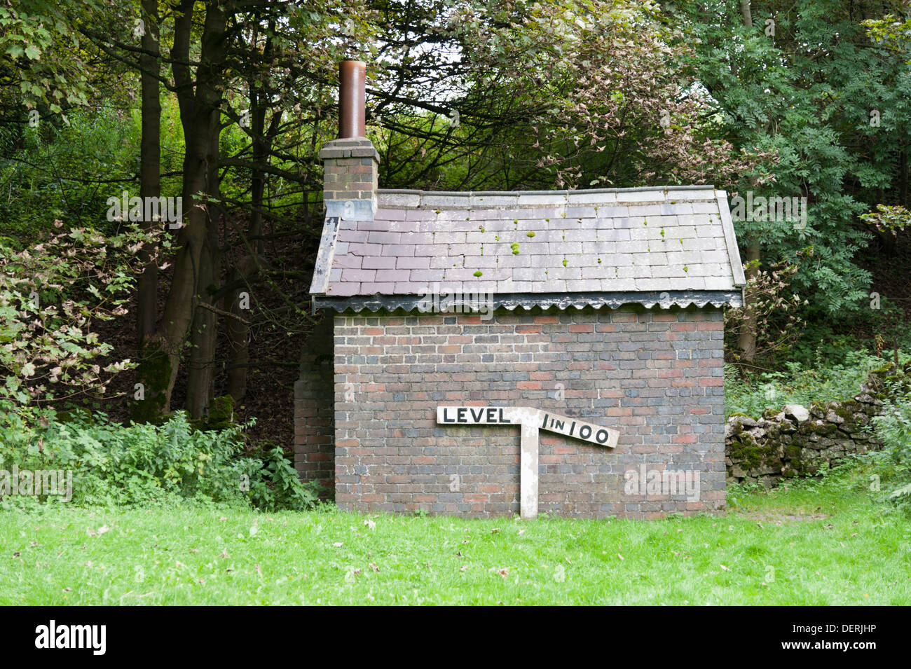 Vieux bâtiment de chemin de fer avec niveau signe (un sur 100) sur le sentier de Tissington à Hartington Derbyshire Peak District UK Banque D'Images