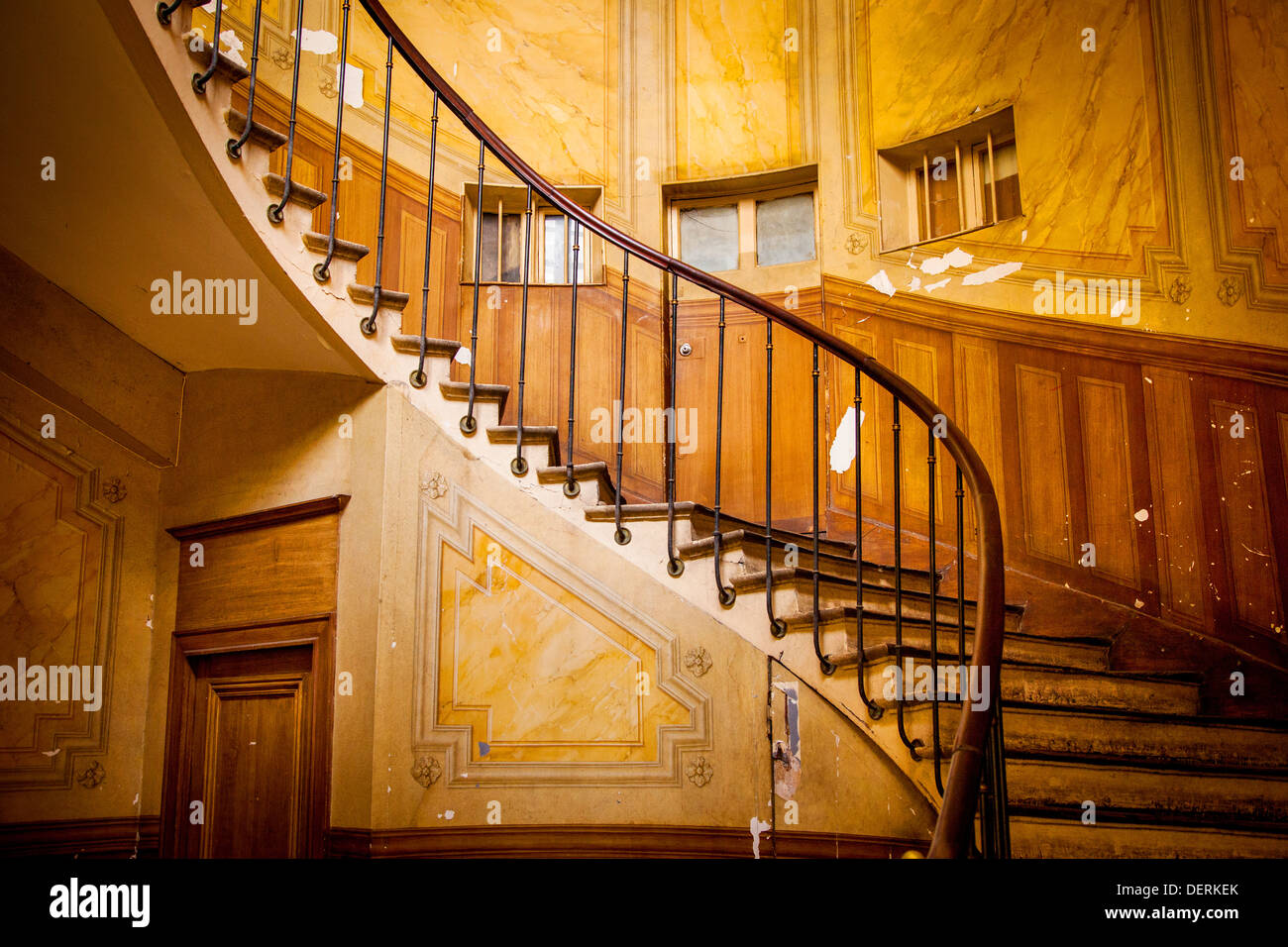 Escalier ancien dans le passage Vivienne, Paris France Banque D'Images