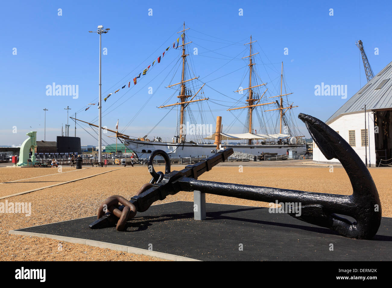 Old anchor sur l'affichage dans le chantier naval historique de Chatham, Kent, Angleterre, Royaume-Uni, Angleterre Banque D'Images