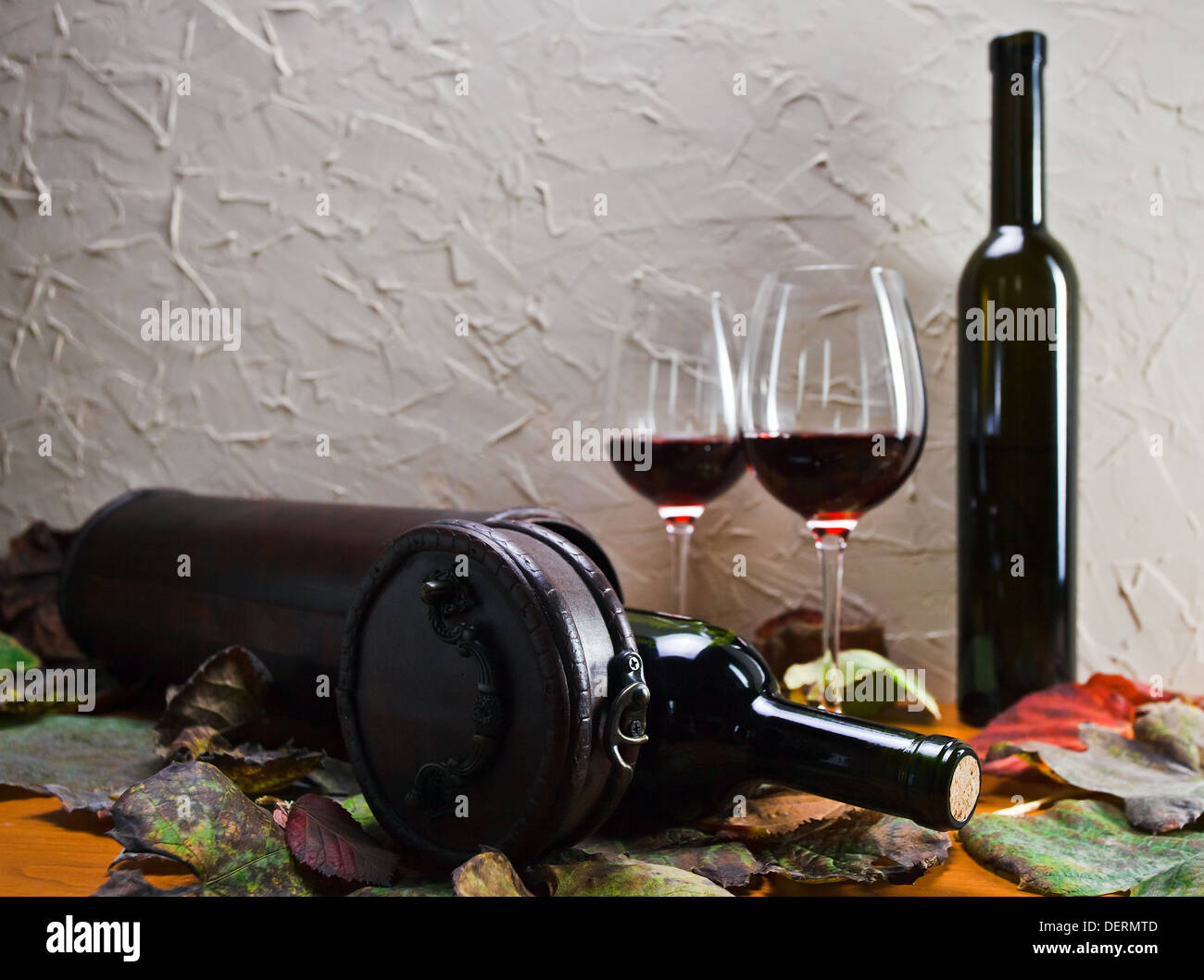 Bouteille de vin dans la vieille boîte en bois Banque D'Images