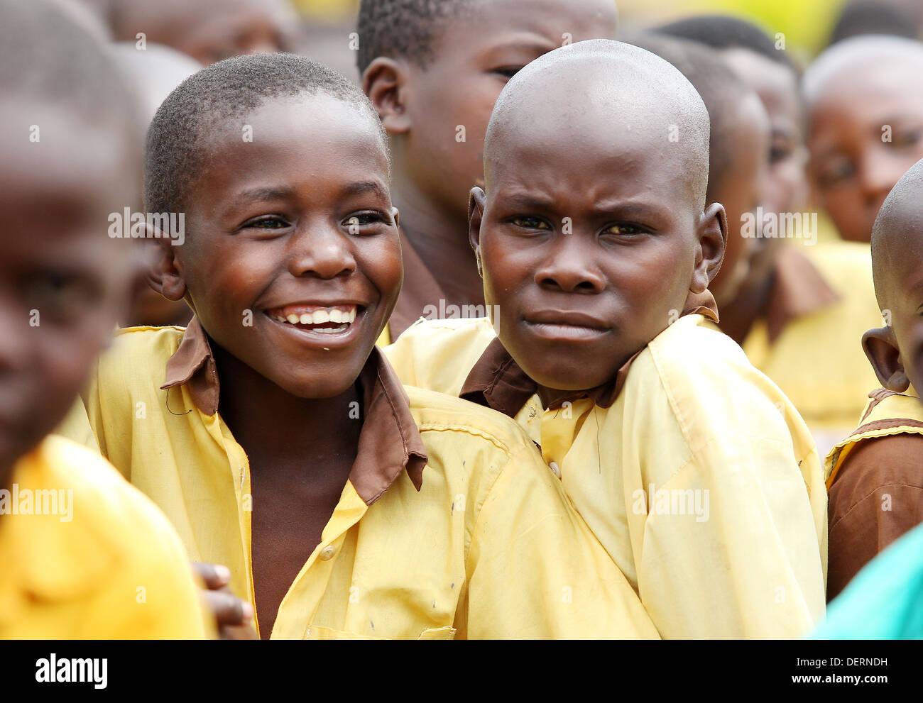 Les enfants de l'école dans le domaine de l'Mawale district de Luwero dans le centre de l'Ouganda. Banque D'Images