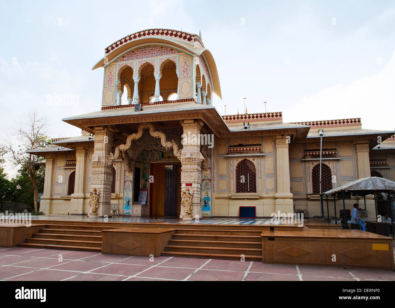 Façade d'un temple, Temple ISKCON, Ahmedabad, Gujarat, Inde Banque D'Images