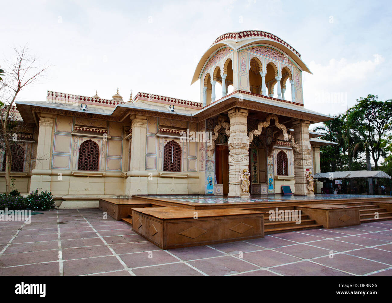 Façade d'un temple, Temple ISKCON, Ahmedabad, Gujarat, Inde Banque D'Images