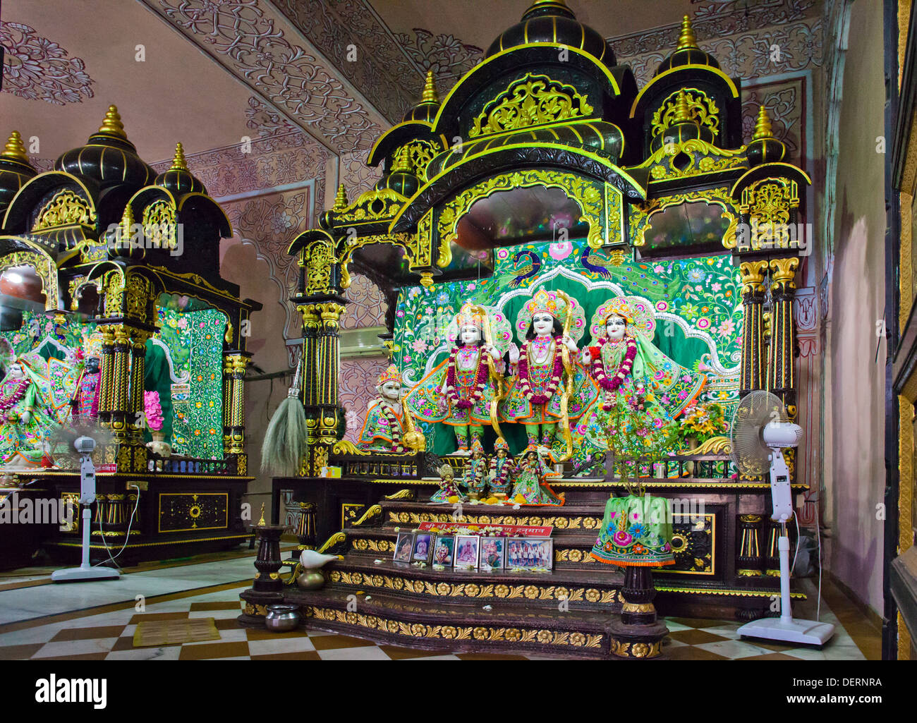 Idoles de dieux hindous dans un temple, Temple ISKCON, Ahmedabad, Gujarat, Inde Banque D'Images