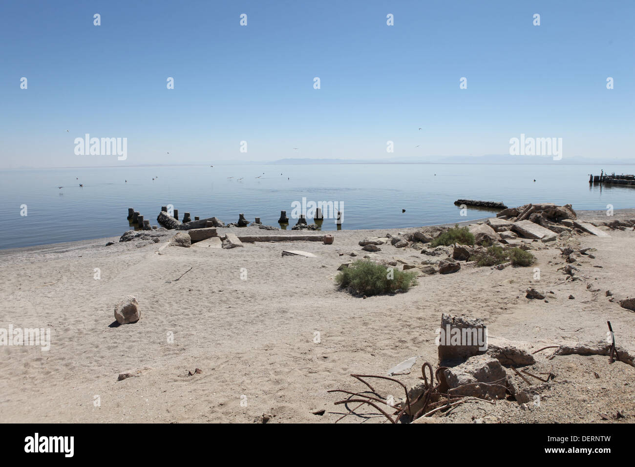 Lac toxique appelé Salton Sea situé près de la vallée de Coachella en Californie. Une fois qu'une station balnéaire populaire maintenant une place vide hanté. Banque D'Images