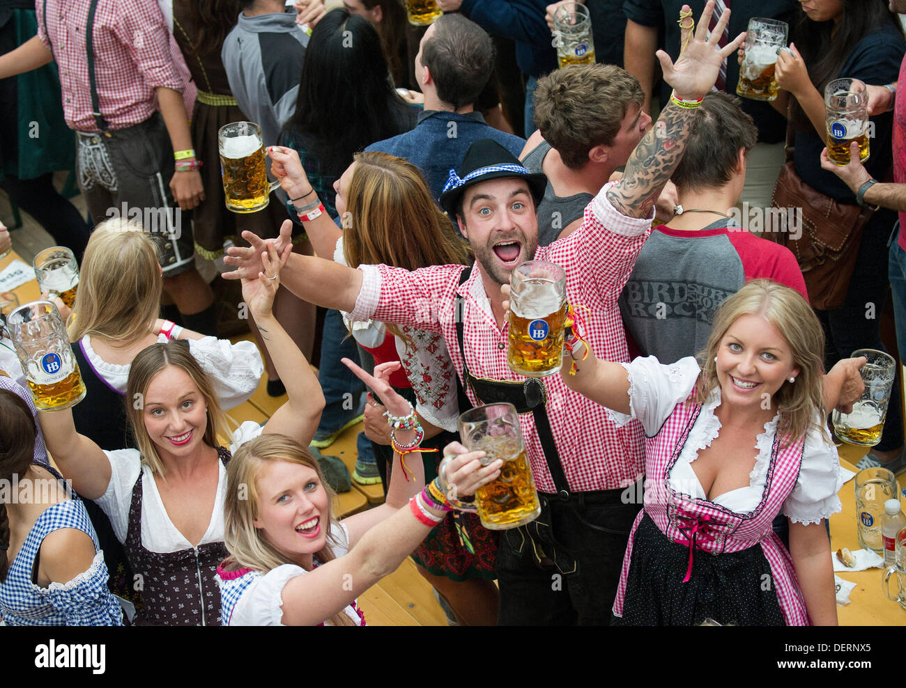 Les visiteurs apprécient eux-mêmes à une tente à bière de la 180ème Oktoberfest à Munich, Allemagne, 21 septembre 2013. L'Oktoberfest est tenue du 21 septembre au 06 octobre 2013. Photo : Photo : Marc Müller/dpa Banque D'Images