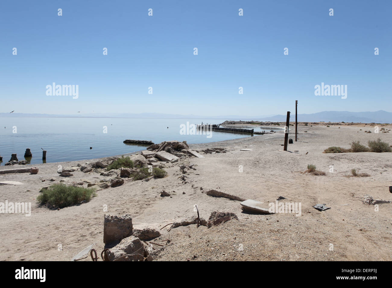 Lac toxique appelé Salton Sea situé près de la vallée de Coachella en Californie. Une fois qu'une station balnéaire populaire maintenant une place vide hanté. Banque D'Images