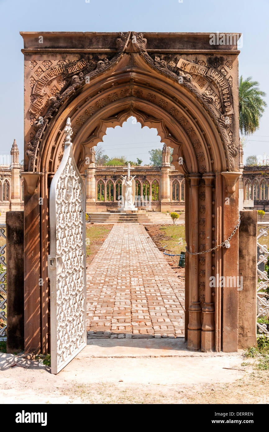 Inde Kanpur : arche décorée à la statue de l'ange au cimetière de l'Église toutes les âmes. Banque D'Images