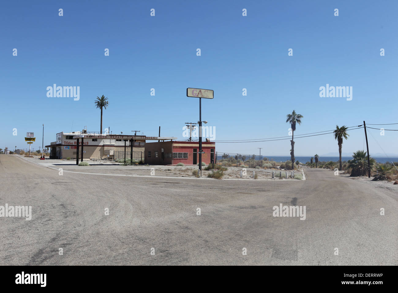 Lac toxique appelé Salton Sea situé près de la vallée de Coachella en Californie. Une fois qu'une station balnéaire populaire maintenant une place vide hanté. Banque D'Images