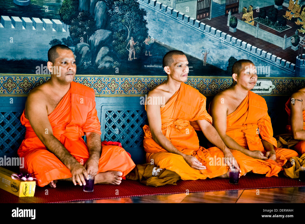 Des moines bouddhistes. Wat Phra Kaew, ou Temple du Bouddha d'Émeraude. Grand Palais. Bangkok, Thaïlande, Asie. Banque D'Images