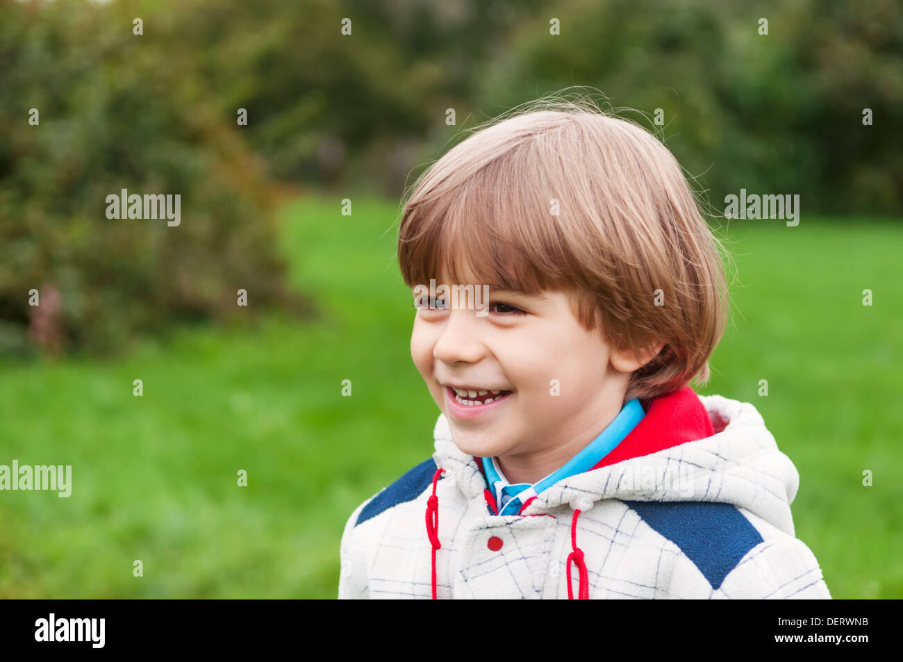 Adorable boy smiling outdoors Banque D'Images