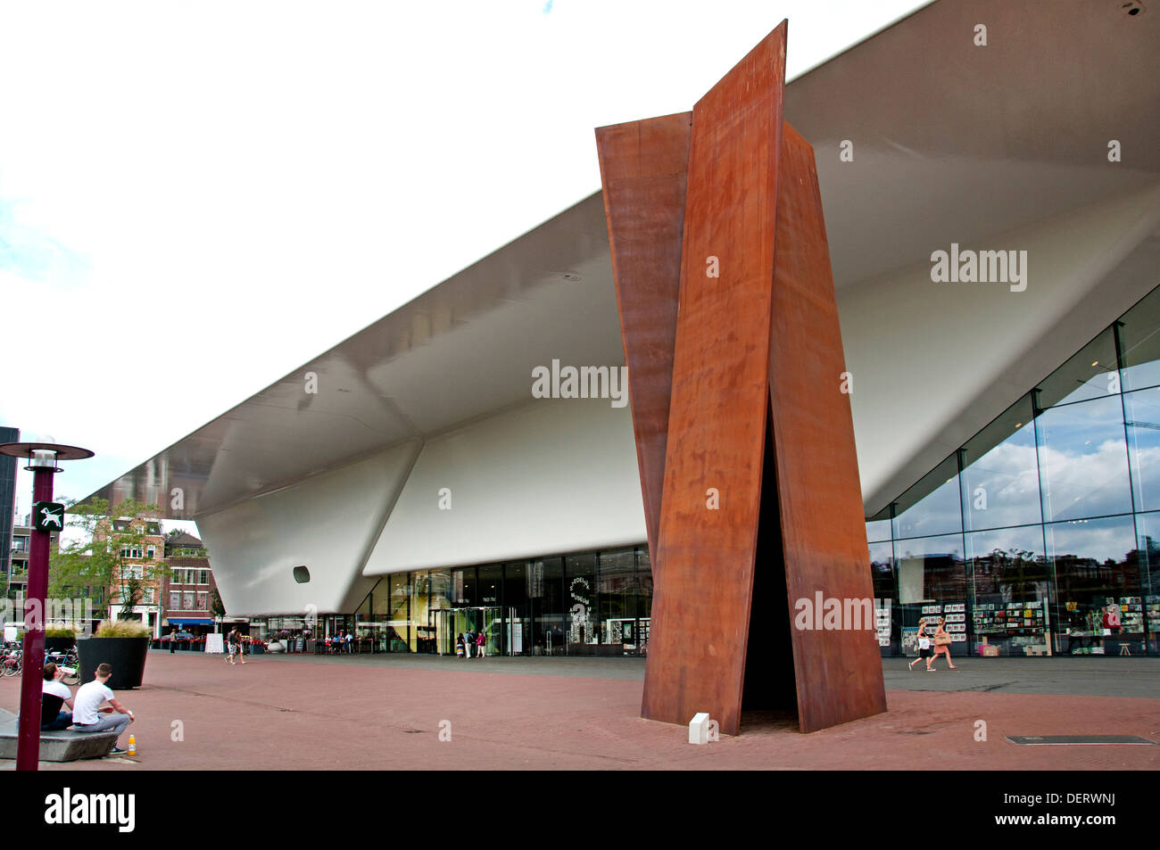 Point de vue minimaliste américain Richard Serra 1972 sculpture sculpteur Musée Stedelijk Museumplein (place des Musées) Amsterdam Banque D'Images