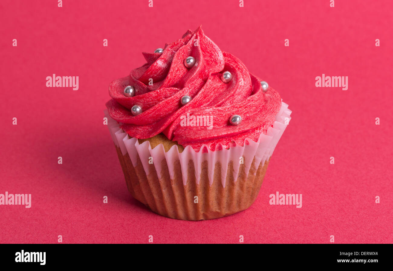 Cupcake sur fond rouge Banque D'Images