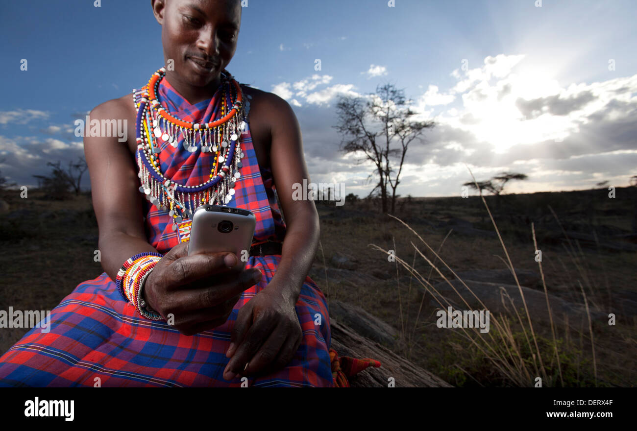 Homme massaï avec un téléphone mobile, dans la région de Mara, Kenya Banque D'Images