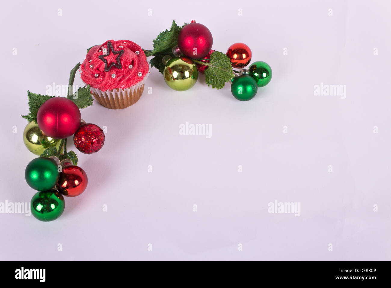 Cupcake de Noël et arbre de Noël sur fond blanc Banque D'Images