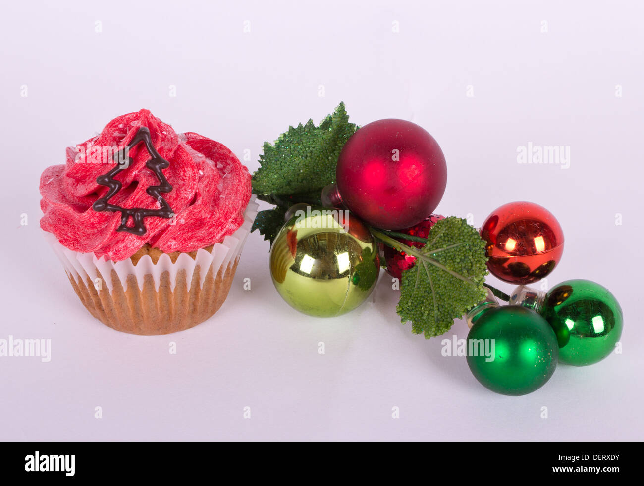Cupcake et ornement d'arbre de Noël avec un arbre Banque D'Images