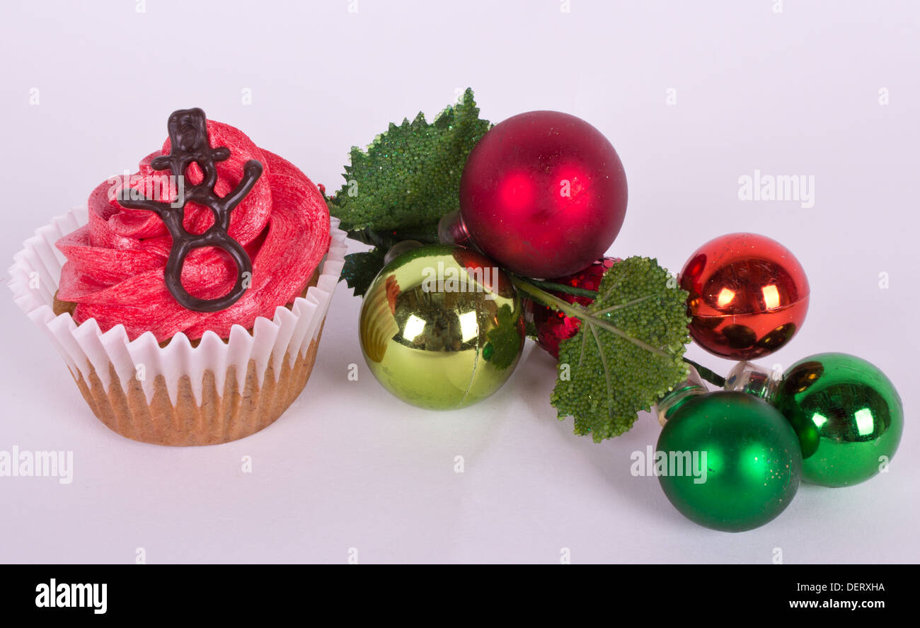 Et l'ornement d'arbre de Noël avec le Snowman cupcake Banque D'Images