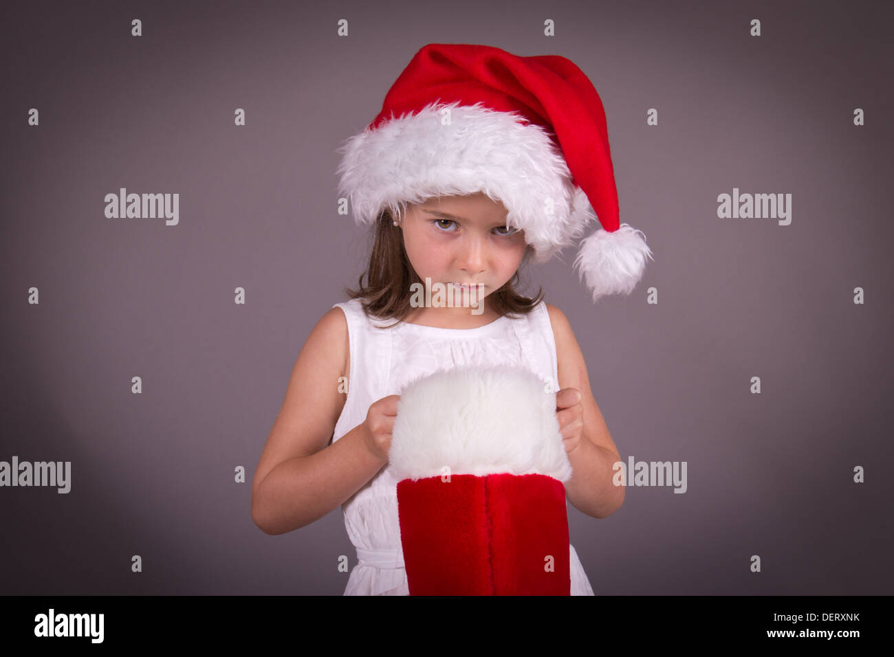Petite fille déçue avec son bas de Noël Banque D'Images