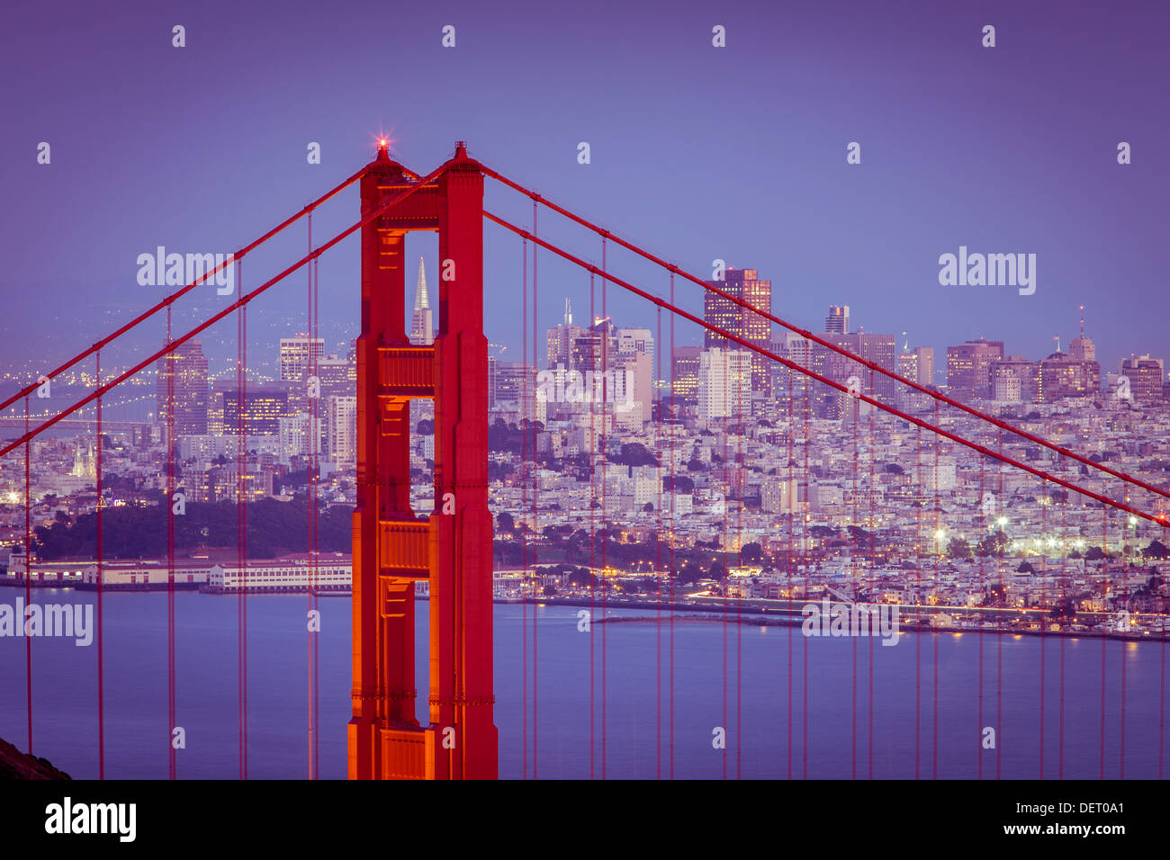 Le crépuscule sur le Golden Gate Bridge et San Francisco, Californie, USA Banque D'Images