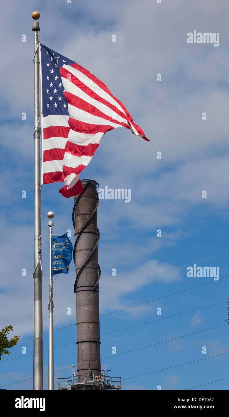 Detroit, Michigan - une cheminée et drapeau Américain Marathon à la raffinerie de pétrole. Banque D'Images