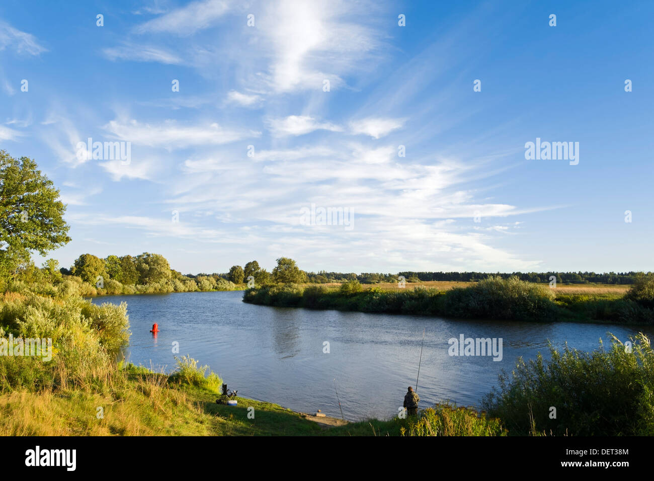 Fisher au fleuve Pregolia, oblast de Kaliningrad, Russie Banque D'Images